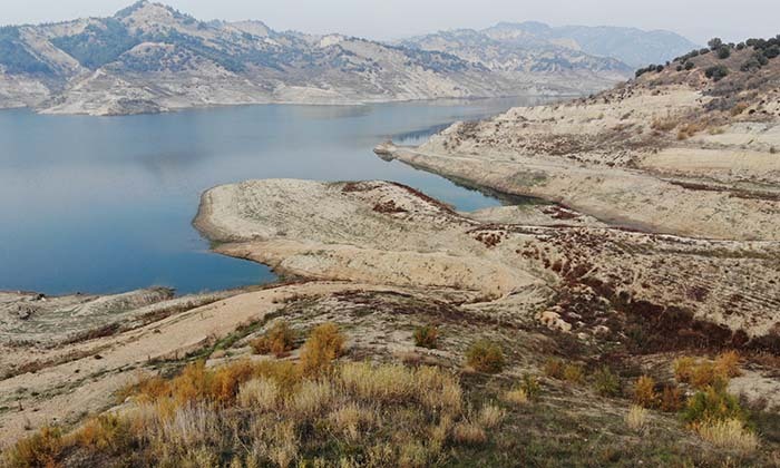 İKİZDERE BARAJI'NDAKİ DÜŞEN SU SEVİYESİ VATANDAŞLARI TEDİRGİN EDİYOR