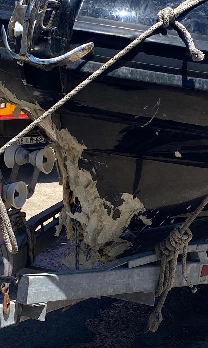 İŞ ADAMININ VE EŞİNİN ÖLDÜĞÜ KAZANIN ARDINDAN TEKNE KARAYA ÇIKARILDI KAZADA 12 YAŞINDAKİ KIZLARI MİNA'NIN 150 METRE YÜZEREK KARAYA ÇIKTIĞI ÖĞRENİLDİ