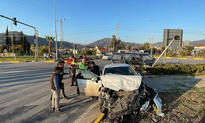 FETHİYE'DE KAMYONET İLE OTOMOBİL ÇARPIŞTI: 5 YARALI