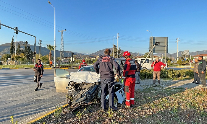 FETHİYE'DE KAMYONET İLE OTOMOBİL ÇARPIŞTI: 5 YARALI