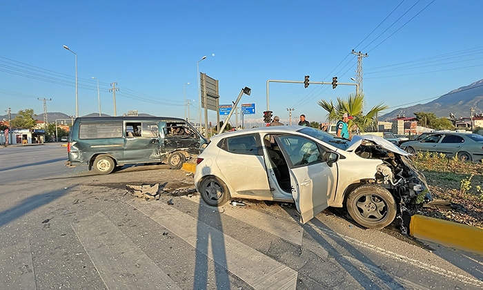 FETHİYE'DE KAMYONET İLE OTOMOBİL ÇARPIŞTI: 5 YARALI