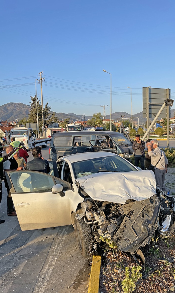 FETHİYE'DE KAMYONET İLE OTOMOBİL ÇARPIŞTI: 5 YARALI