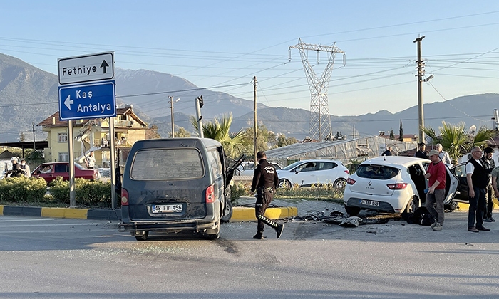 FETHİYE'DE KAMYONET İLE OTOMOBİL ÇARPIŞTI: 5 YARALI