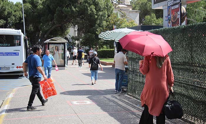 AYDIN'DA KAVURUCU SICAKLAR BUNALTTI TERMOMETRELER 44 DERECEYİ GÖSTERDİ