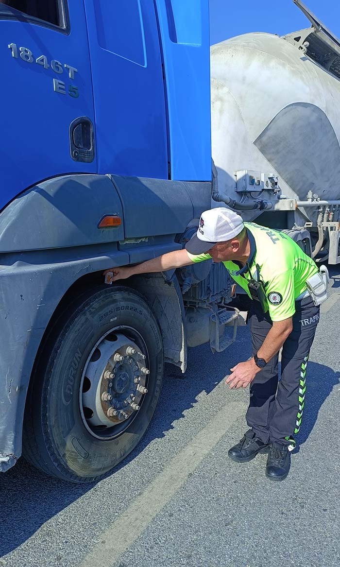 ÇİNE'DE KAMYONLAR DENETİMDEN GEÇTİ