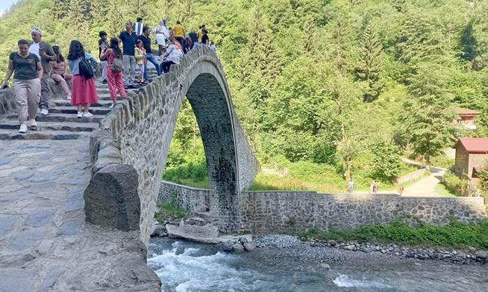 ÇÖL SICAKLARINDAN KAÇAN AYDINLILAR KARADENİZ'E AKIN EDİYOR