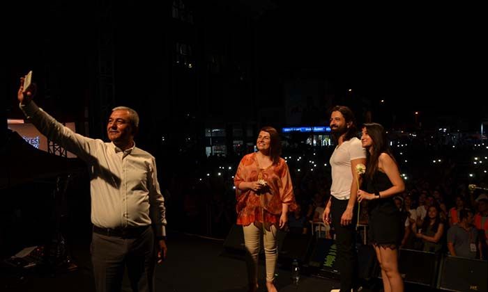 KORAY AVCI, SAHNE PERFORMANSI İLE KOÇARLI''YI SALLADI