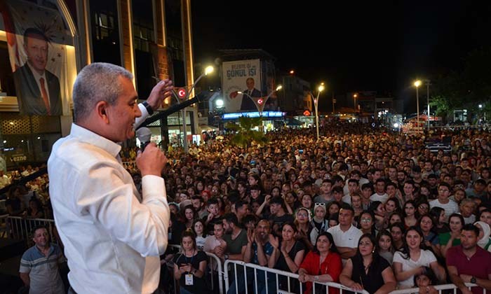 KORAY AVCI, SAHNE PERFORMANSI İLE KOÇARLI''YI SALLADI