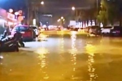 KUŞADASI SAĞANAK YAĞIŞA TESLİM OLDU ARAÇLAR SUYA GÖMÜLDÜ, BAZI EV VE İŞYERLERİ SULAR ALTINDA KALDI