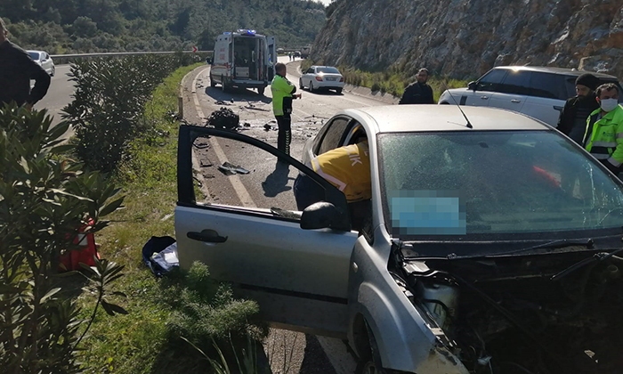 KONTROLDEN ÇIKAN OTOMOBİL KAMYONA ÇARPTI: 2 YARALI