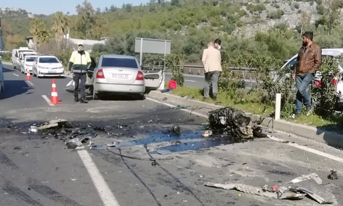 KONTROLDEN ÇIKAN OTOMOBİL KAMYONA ÇARPTI: 2 YARALI