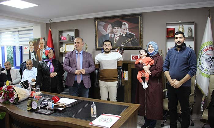 İNCİRLİOVALI SAMET HEM PROTEZ KOLLARINA, HEM DE İŞE KAVUŞTU