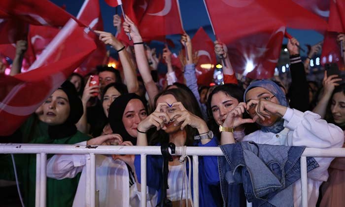 AYDIN'DA GENÇLER, 19 MAYIS'I COŞKUYLA KUTLADI BÜYÜKŞEHİR KONSERLERİ AYDINLILARI COŞTURDU