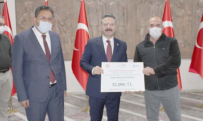 HİBE ÇEKLERİNİ VALİ AKSOY'UN ELİNDEN ALDILAR