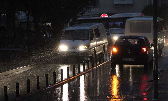 AYDIN'DA BEKLENEN SAĞANAK YAĞIŞ BAŞLADI