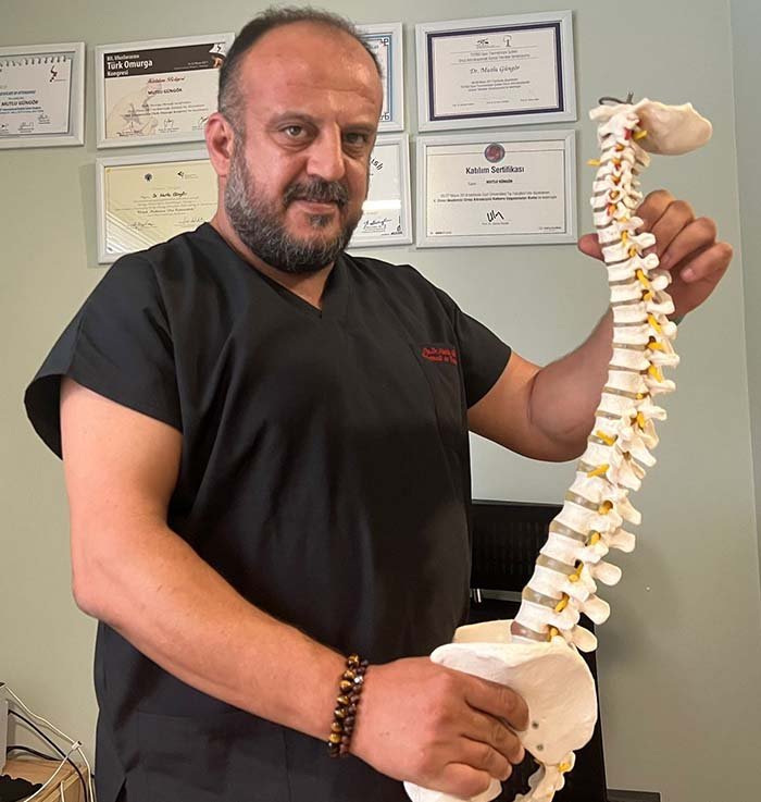 ZEYTİN HASAT SEZONU ÖNCESİ SAĞLIKÇILARDAN YAMAÇ ARAZİLERDE ÇALIŞANLARA UYARI ORTOPEDİ VE TRAVMATOLOJİ UZMANI OP. DR.  GÜNGÖR, EĞİMLİ ARAZİLERDE ÇALIŞIRKEN VÜCUT DENGESİNİN KORUNMASINI TAVSİYE ETTİ