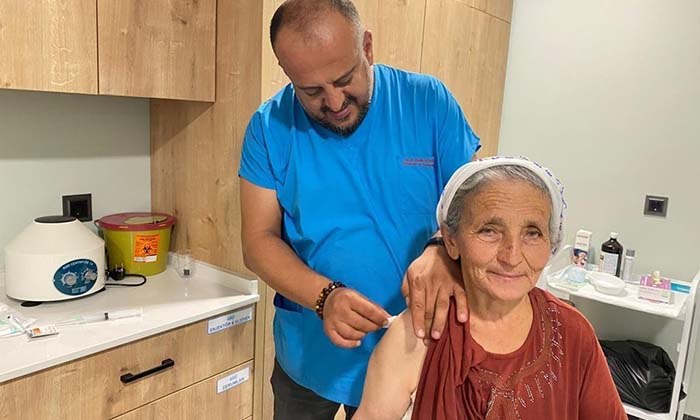 ZEYTİN HASAT SEZONU ÖNCESİ SAĞLIKÇILARDAN YAMAÇ ARAZİLERDE ÇALIŞANLARA UYARI ORTOPEDİ VE TRAVMATOLOJİ UZMANI OP. DR.  GÜNGÖR, EĞİMLİ ARAZİLERDE ÇALIŞIRKEN VÜCUT DENGESİNİN KORUNMASINI TAVSİYE ETTİ