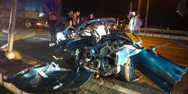 KAMYON İLE ÇARPIŞAN OTOMOBİL HURDA YIĞININA DÖNDÜ: 2 AĞIR YARALI