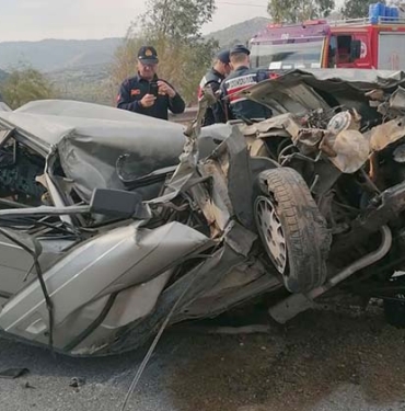 RENAULT OTOMOBİL KAĞIT GİBİ EZİLDİ: 1 YARALI