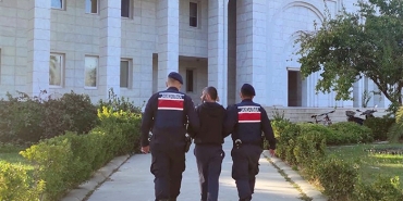 KESİNLEŞMİŞ HAPİS CEZASINA RAĞMEN HIRSIZLIK YAPTI, TUTUKLANDI MİLAS'TA 4 YIL 2 AY KESİNLEŞMİŞ HAPİS CEZASINDAN ARANAN ŞAHIS, JANDARMA EKİPLERİ TARAFINDAN HIRSIZLIK OLAYI SONRASI YAKALANDI.