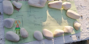 AYDA'NIN ANNESİNİN MEZARINA BIRAKILAN NOT DUYGULANDIRDI
