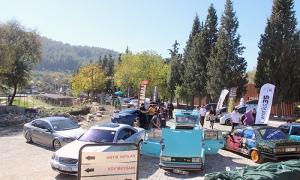 ANTİK KENTTE ARABA FUARI STRATNİKEİA ANTİK KENTİ GİRİŞİNDEKİ OTOPARKTA BİNLERCE ARAÇ SERGİLENİRKEN, ARABA FUARINA TÜRKİYE'NİN DÖRT BİR YANINDAN YAKLAŞIK BİN 500 KİŞİ KATILDI.