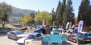 ANTİK KENTTE ARABA FUARI STRATNİKEİA ANTİK KENTİ GİRİŞİNDEKİ OTOPARKTA BİNLERCE ARAÇ SERGİLENİRKEN, ARABA FUARINA TÜRKİYE'NİN DÖRT BİR YANINDAN YAKLAŞIK BİN 500 KİŞİ KATILDI.