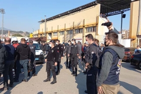 TARAFTARLARI, POLİS TARAFTARLARI ZOR SAKİNLEŞTİRDİ, MAÇ POLİS NEZARETİNDE TAMAMLANDI