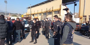 TARAFTARLARI, POLİS TARAFTARLARI ZOR SAKİNLEŞTİRDİ, MAÇ POLİS NEZARETİNDE TAMAMLANDI