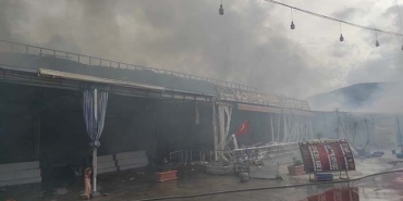 KUŞADASI'NDA ÇOK SAYIDA İŞ YERİ ALEVLERE TESLİM OLDU