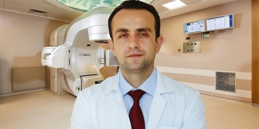 IŞIN TEDAVİSİNDE NOKTA ATIŞ METASTAZ YAPMIŞ MEME KANSERLERİNDE METASTAZLARA YÖNELİK YÜKSEK DOZ IŞIN TEDAVİSİ UYGULANIYOR VE OLDUKÇA İYİ SONUÇLAR ELDE EDİLİYOR