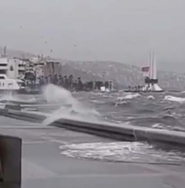 İZMİR'DE DENİZ TAŞTI: O ANLAR BÖYLE GÖRÜNTÜLENDİ