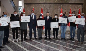 HİBE ÇEKLERİNİ VALİ AKSOY'UN ELİNDEN ALDILAR
