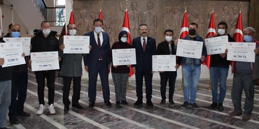 HİBE ÇEKLERİNİ VALİ AKSOY'UN ELİNDEN ALDILAR