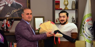 İNCİRLİOVALI SAMET HEM PROTEZ KOLLARINA, HEM DE İŞE KAVUŞTU
