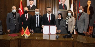 EŞİNİN VASİYETİNİ YERİNE GETİRDİ, 3,5 MİLYON LİRA BAĞIŞTA BULUNDU KUŞADASI DİYALİZ MERKEZİ İÇİN İMZALAR ATILDI