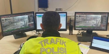 ÇİNE'DE HATALI SÜRÜCÜLER KAMERALARDAN KAÇAMIYOR