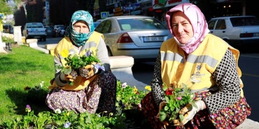 BÜYÜKŞEHİR'İN DESTEĞİ İLE EVLERİNİ GEÇİNDİRİYORLAR