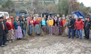 KARACASU VE ÇİNE'DEKİ ORMAN YANGINLARININ YARALARI SARILIYOR YANGINDAN ZARAR GÖREN ÜRETİCİLERE FİDAN VE SULAMA DESTEĞİ VERİLDİ