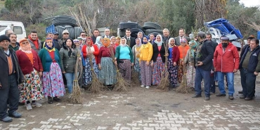 KARACASU VE ÇİNE'DEKİ ORMAN YANGINLARININ YARALARI SARILIYOR YANGINDAN ZARAR GÖREN ÜRETİCİLERE FİDAN VE SULAMA DESTEĞİ VERİLDİ