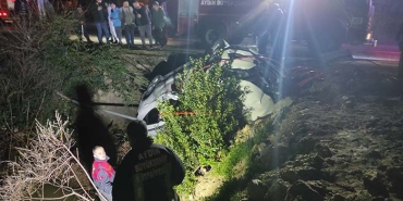 OTOMOBİL DEREYE UÇTU: 1'İ YABANCI UYRUKLU 2 KİŞİ YARALANDI