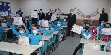 ÖĞRENCİLERE KARNELERİNİ VEREN VALİ AKSOY; TATİLİNİZİ İYİ DEĞERLENDİRİN AYDIN'DA 793 BİN ÖĞRENCİ KARNE HEYECANI YAŞADI