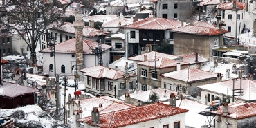 TARİHİ MUĞLA EVLERİ BEYAZ ÖRTÜYLE KAPLANDI MUĞLA'NIN MERKEZ İLÇESİ MENTEŞE'DE BULUNAN KİREMİT ÇATILI TARİHİ MUĞLA EVLERİ KAR YAĞIŞI SONRASI BEYAZ ÖRTÜ İLE KAPLANDI