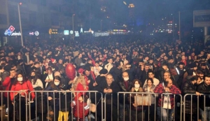 Kuşadası Yeni̇ Yıla Sokak Parti̇si̇yle Gi̇rdi̇