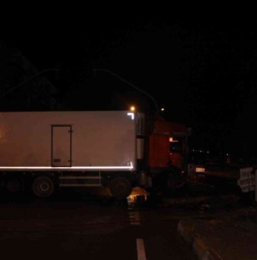 Yolcu Treni̇ Kamyona Çarptı: 1 Yaralı