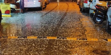 KUŞADASI'NDA DOLU YAĞIŞI SOKAKLARI BEYAZA ÇEVİRDİ