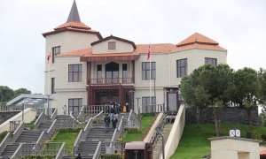 28 ŞUBAT POSTMODERN DARBESİNİN YIL DÖNÜMÜNDE MENDERES MÜZESİ'NE ZİYARETÇİ AKINI ZİYARETÇİLER MÜZEYİ GEZMEK İÇİN KUYRUK OLUŞTURDU