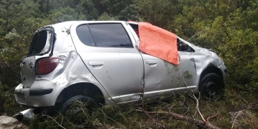 ŞARAMPOLE DEVRİLEN OTOMOBİLDEKİ 3 SAĞLIK ÇALIŞANI YARALANDI