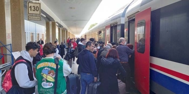 TÜRKİYE'NİN İLK DEMİRYOLU ESKİ GÜNLERİNE DÖNDÜ OTOBÜS FİYATLARI ARTTI, TRENLERDE YOĞUNLUK YAŞANDI