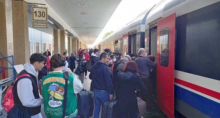 TÜRKİYE'NİN İLK DEMİRYOLU ESKİ GÜNLERİNE DÖNDÜ OTOBÜS FİYATLARI ARTTI, TRENLERDE YOĞUNLUK YAŞANDI